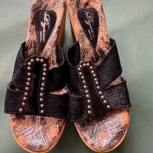 Dezario Women’s Black Stud-Trim Wedge Slides / sandals